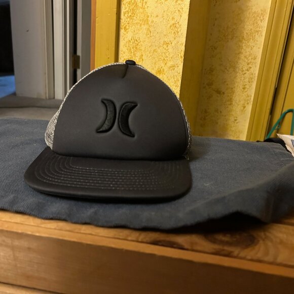 Hurley Blocked Trucker 2.0 Hat gray & black snap closure - Picture 2 of 4